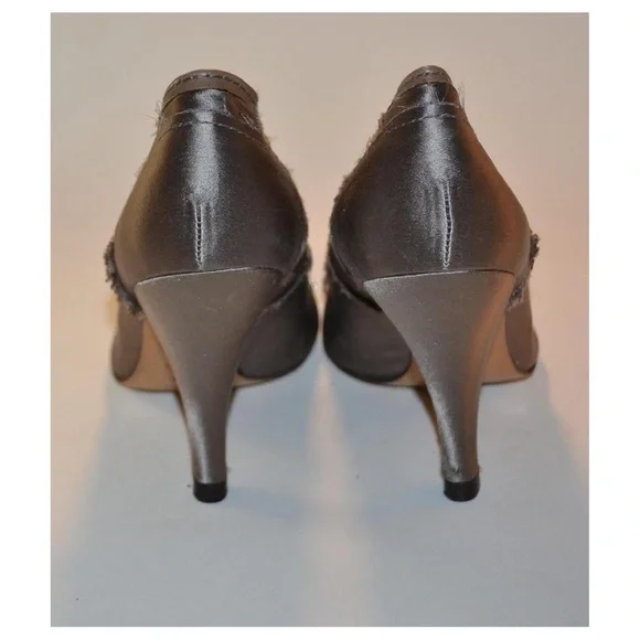 Pedro Garcia Satin Raw-Edge Trim Pumps w/ Swarovski Studs size 7.5 (37.5 euro) - Picture 3 of 6